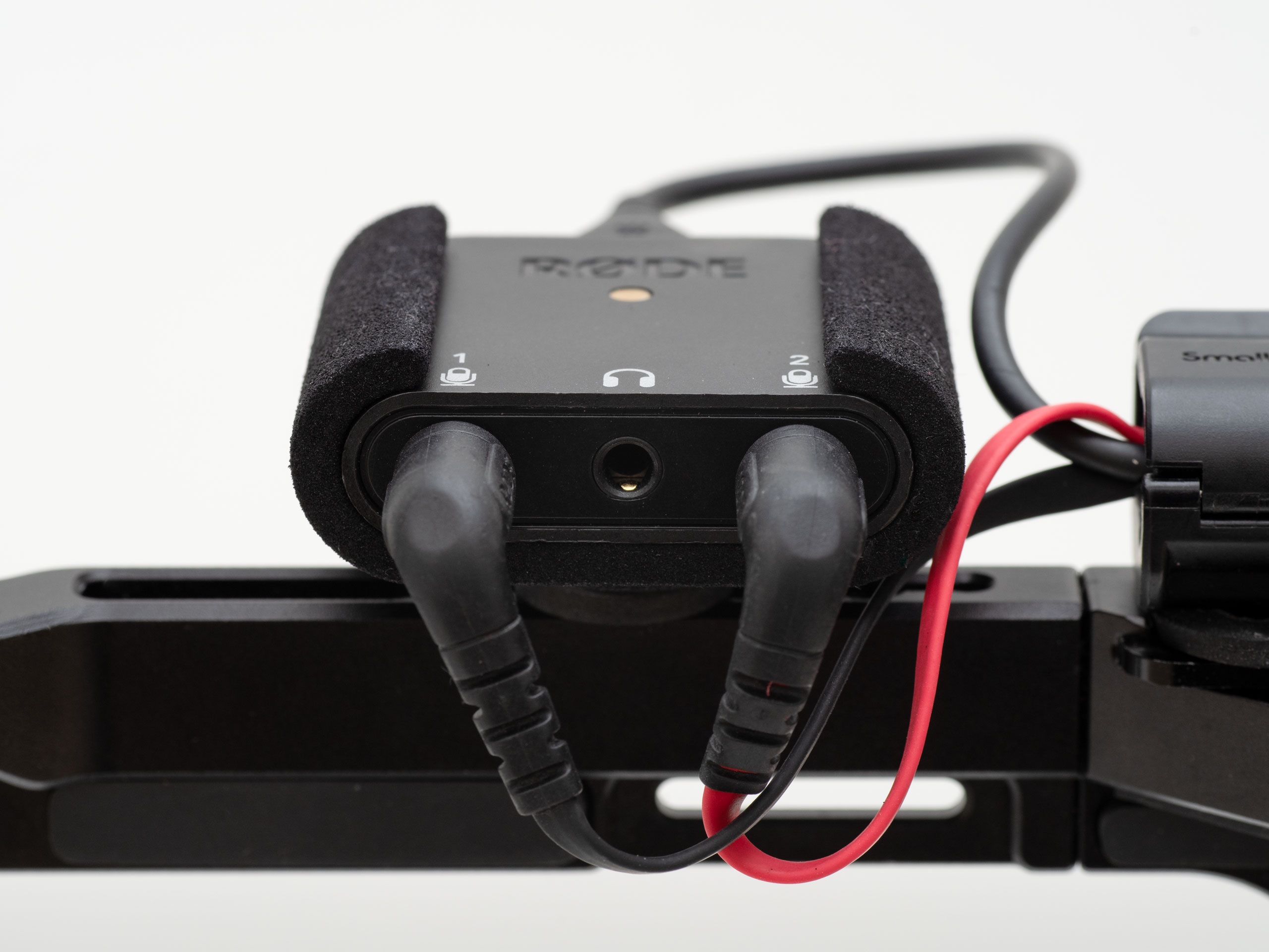 Die Halterung mit dem RODE AI-Micro auf einem Smartphone-Cage