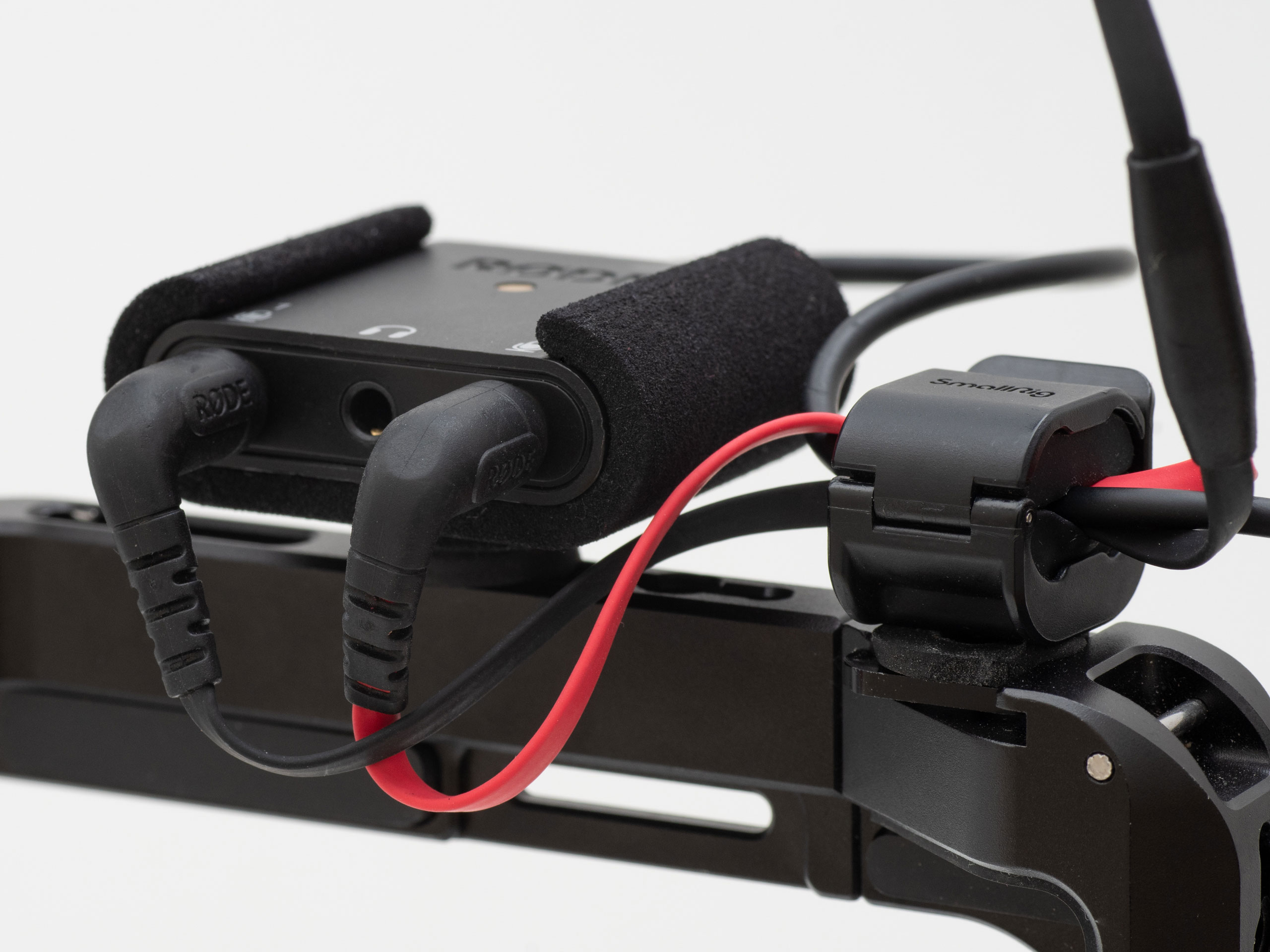 Die Halterung mit dem RODE AI-Micro auf einem Smartphone-Cage