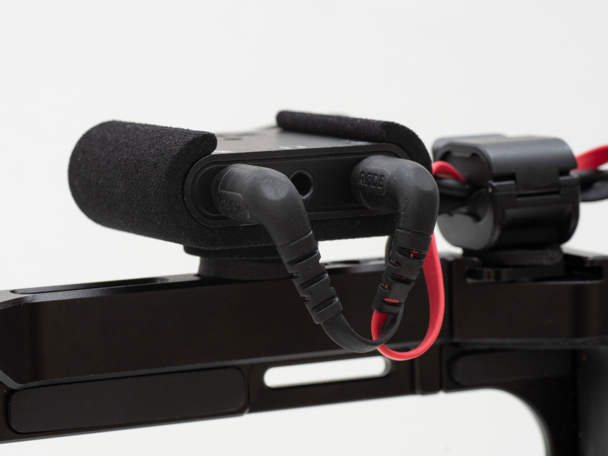 Die Halterung mit dem RODE AI-Micro auf einem Smartphone-Cage